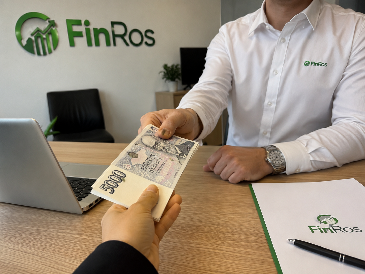 Specialista ÚvěryPlus předává klientovi hotovost